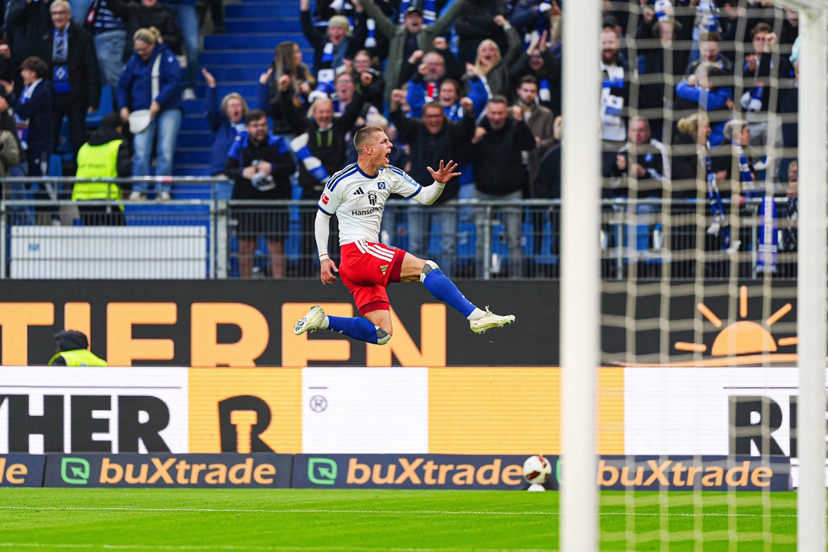 Torjubel nach Tor zum 1:0 Miro Muheim Hamburger SV, 28 GER, Hamburger SV vs. VfB Stuttgart, Fuﾟball, 1. Bundesliga, Spieltag 06, Saison 2026/2027, 17.10.2026 DFL REGULATIONS PROHIBIT ANY USE OF PHOTOG ...