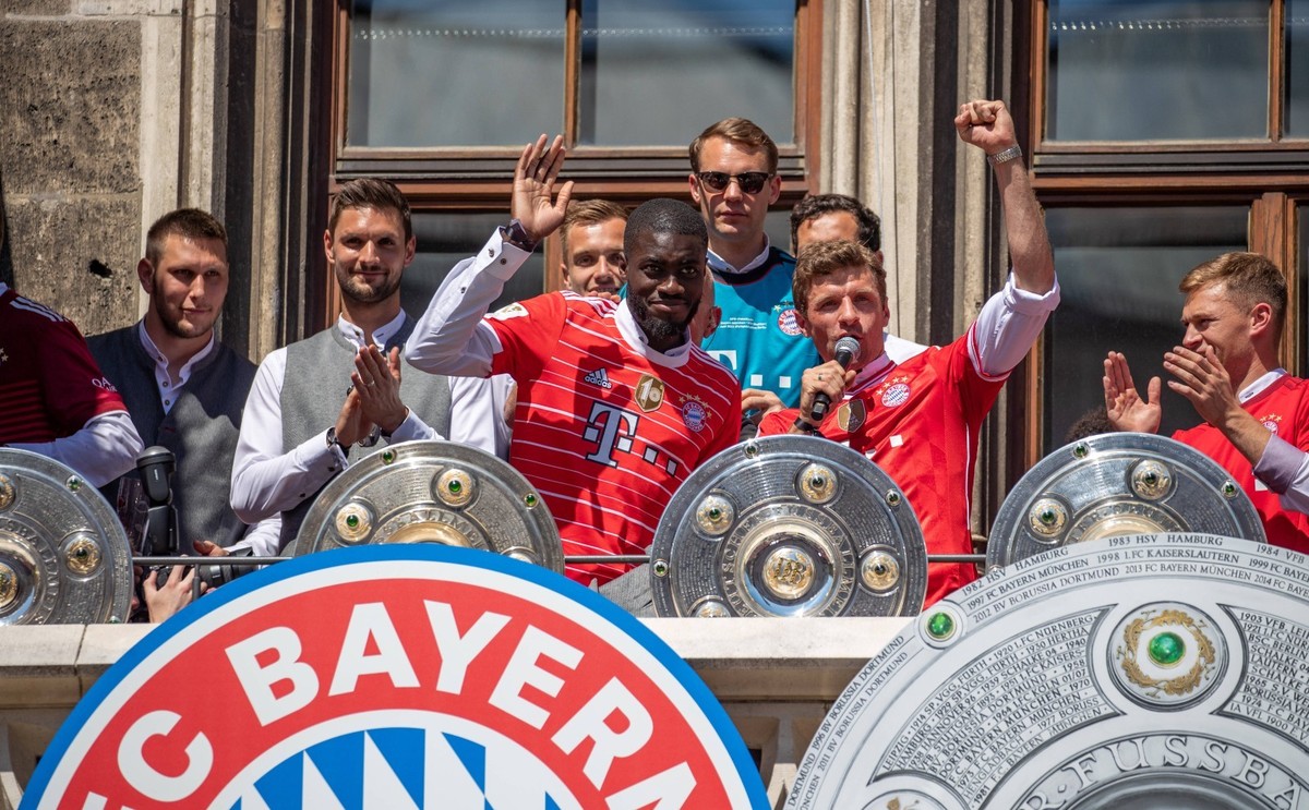 Süle (ganz links) hält sich bei der Bayern-Party im Hintergrund.