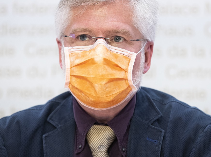 Rudolf Hauri, Kantonsarzt Zug, Praesident der Vereinigung der Kantonsaerztinnen und Kantonsaerzte, spricht waehrend einer Medienkonferenz zur aktuellen Situation des Coronavirus, am Dienstag, 13. Apri ...