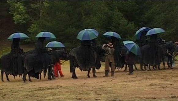 Nazgul actors during a break (Lord of the Rings - Fellowship of the Ring)

https://www.reddit.com/r/Moviesinthemaking/comments/s1w2vz/nazgul_actors_during_a_break_lord_of_the_rings/