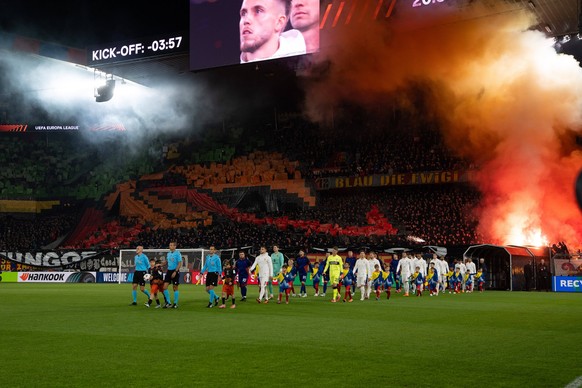 Schweiz: UEFA Europa League 2025/26, FC Basel 1893 vs VfB Stuttgart - St. Jakob-Park, Basel: Fans von FC Basel mit einer Corel vor dem Spiel *** Switzerland UEFA Europa League 2025 26, FC Basel 1893 v ...