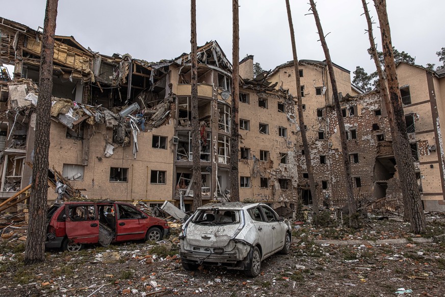 epaselect epa09799521 Destroyed cars are seen next to residential buildings damaged by heavy shelling in Irpin city, Kyiv (Kiev) province, Ukraine, 03 March 2022. Russian troops entered Ukraine on 24 ...