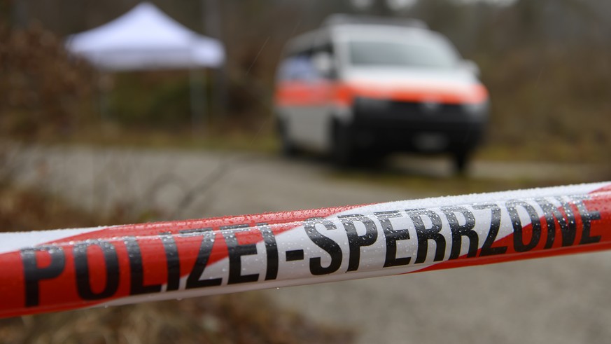 Ein Absperrband der Polizei am Rande des Koenizbergwaldes, am Mittwoch, 2. Februar 2022, in Niederwangen. Der leblose Koerper eines achtjaehrigen Maedchens ist am Dienstagabend im Koenizbergwald in de ...