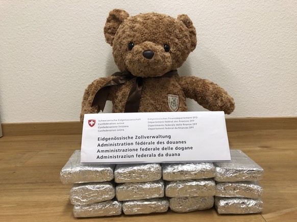 Einen Bodypacker der anderen Art hat ein Betäubungsmittel-Spürhund am Flughafen Zürich in der Luftpost aufgespürt. Die Drogen waren versteckt in einem Teddybären. Trotzdem haben sie Mitarbeitende der ...
