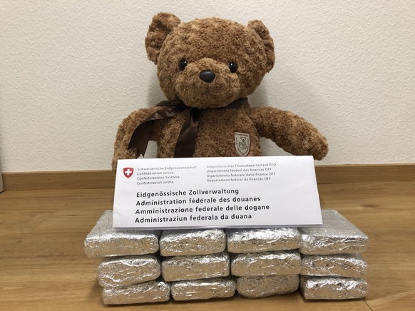 Einen Bodypacker der anderen Art hat ein Betäubungsmittel-Spürhund am Flughafen Zürich in der Luftpost aufgespürt. Die Drogen waren versteckt in einem Teddybären. Trotzdem haben sie Mitarbeitende der  ...