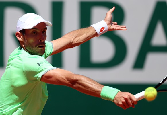 epa07619969 Leonardo Mayer of Argentina plays Roger Federer of Switzerland during their men’s round of 16 match during the French Open tennis tournament at Roland Garros in Paris, France, 02 June 2019 ...