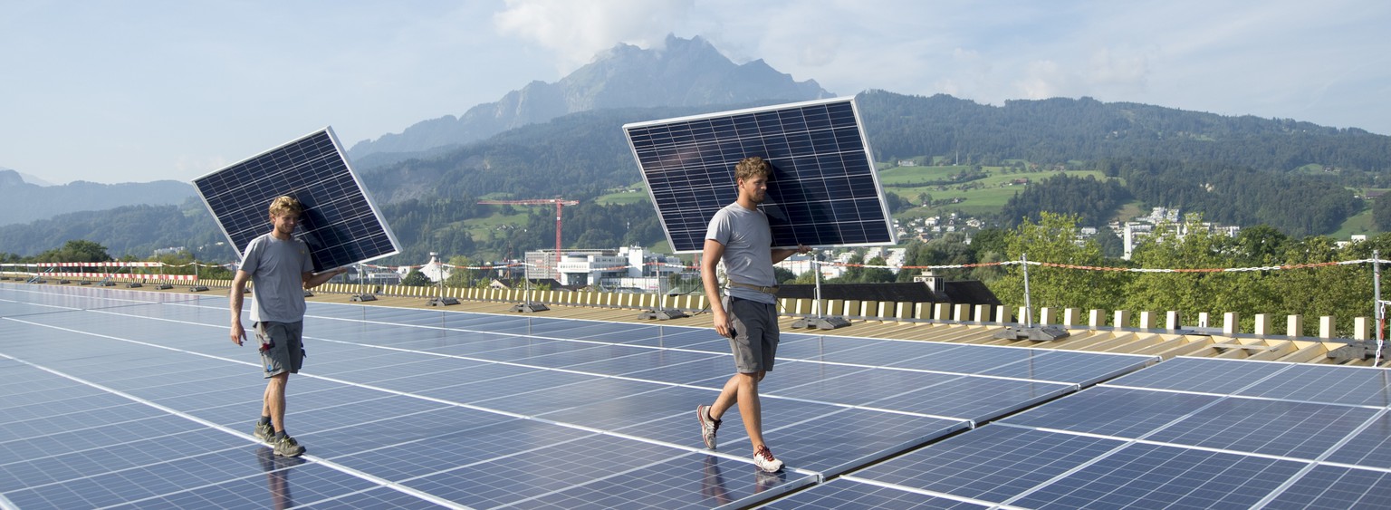 ARCHIVBILD ZUR MEDIENKONFERENZ DER WIRTSCHAFTSVERBAENDE GEGEN DIE ENERGIESTRATEGIE 2050, AM MONTAG, 20. MAERZ 2017 - Spezialisten der Firma Be Netz AG montieren die Photovoltaikanlage auf dem Dach der ...