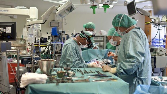 ARCHIV - Professor Rene Pretre, Chefarzt Chirurgie am Kinderspital Zürich (hinten mit Brille) schliesst nach einer Herztransplantation an einem 7-jaehrigen Kind die Blutgefaesse. - Spenderorgane duerf ...