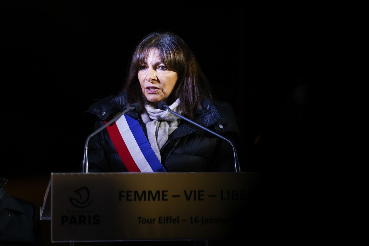 epa10409642 Paris Mayor Anne Hidalgo delivers a speech in the lower esplanade of the Trocadero gardens prior to the display of the words 'Woman, Life, Freedom' on the Eiffel Tower in Paris,  ...