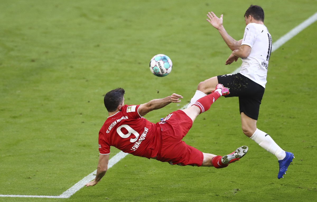 Bayern's Robert Lewandowski scores his side's third goal during the German Bundesliga soccer match between Bayern Munich and Borussia Moenchengladbach at the Allianz Arena stadium in Munich, ...