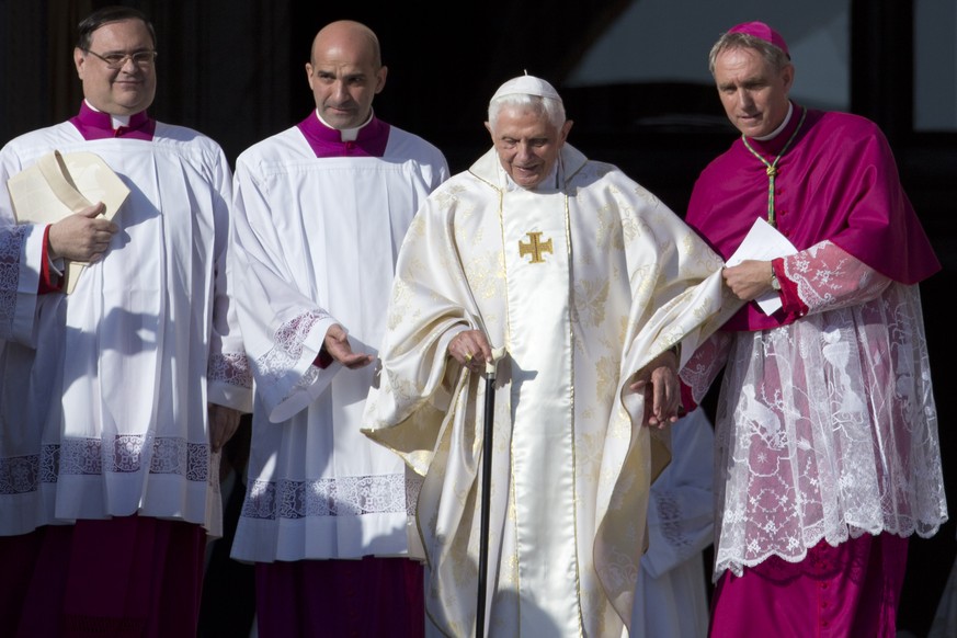 Papst Benedikt XVI musste gestützt werden.
