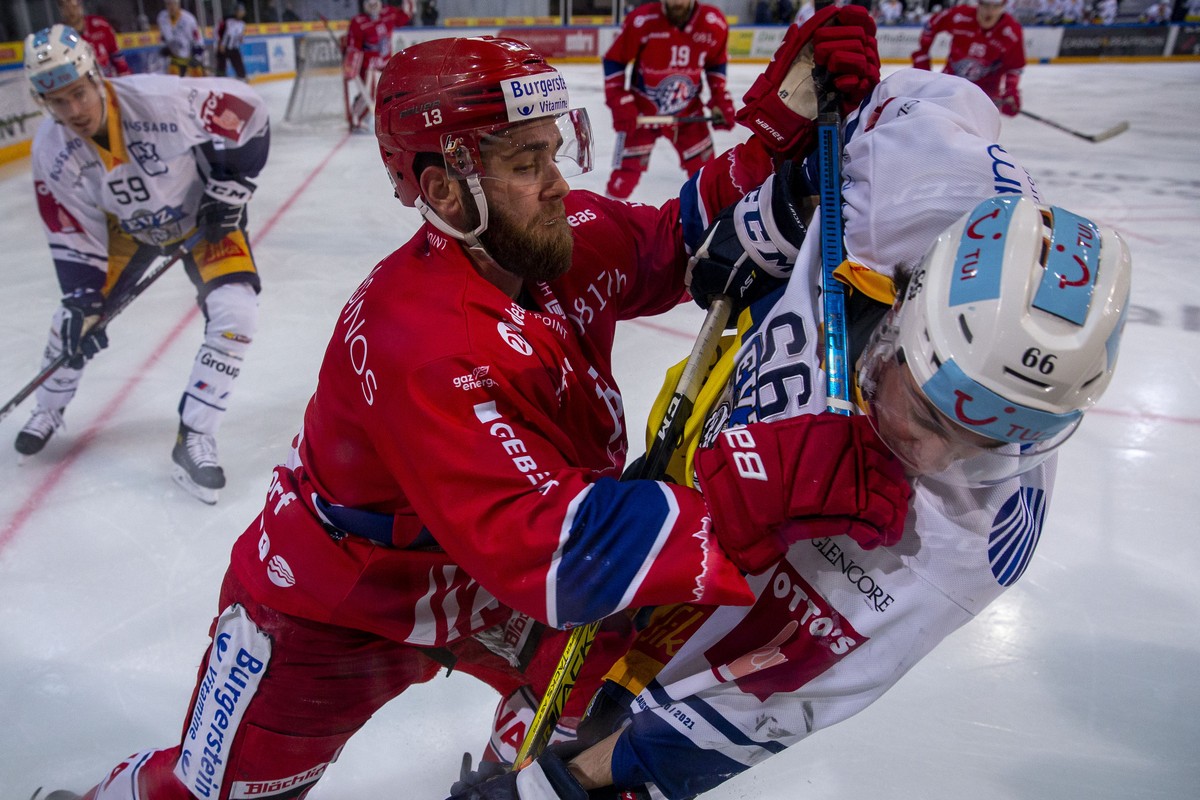 SC Rapperswil-Jona Lakers Verteidiger Mauro Dufner, links, gegen EV Zug Verteidiger Nico Gross waehrend dem Eishockey-Meisterschaftsspiel der National League zwischen den SC Rapperswil-Jona Lakers und ...