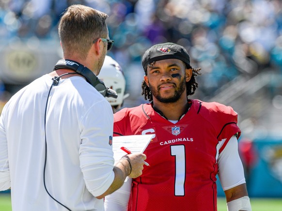 September 26, 2021 - Jacksonville, FL, U.S: Arizona Cardinals head coach Kliff Kingsbury talks to Arizona Cardinals quarterback Kyler Murray 1 during 1st half NFL, American Football Herren, USA footba ...