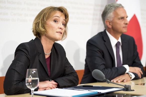 Pascale Baeriswyl, neu ernannte Staatssekretaerin im EDA, links spricht an der Seite von Bundesrat Didier Burkhalter in einer Medienkonferenz des Bundesrates, am Freitag, 30. September 2016 im Medienz ...