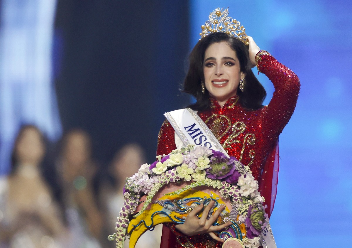 epa12539147 Miss Mexico Fatima Bosch reacts after being crowned as Miss Universe 2025 during the 74th Miss Universe 2025 at Impact Challenger Hall in Nonthaburi province, on the outskirts of Bangkok,  ...