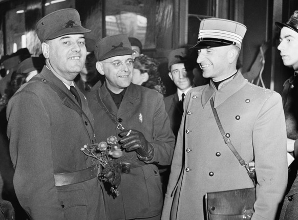 Die Schweizer Santitätsdelegation bei ihrer Ankunft in Zürich im Januar 1942.