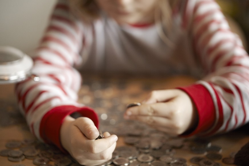 ARCHIVBILD - ZUR TASCHENGELD STUDIE STELLEN WIR IHNEN DIESES BILDMATERIAL ZUR VERFUEGUNG - A girl counts change, photographed in Zurich, Switzerland, on March 1, 2015. (KEYSTONE/Petra Orosz)

Ein Ma ...