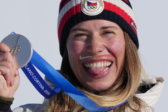 <p>Mit aufgemaltem Schnauz fährt es sich bei Eva Adamczykova besser.</p>