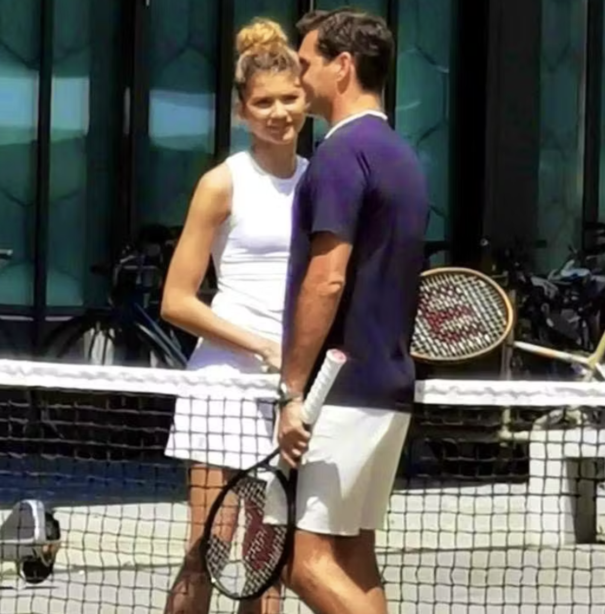 Roger Federer joue au tennis avec Zendaya dans les rues de Zurich