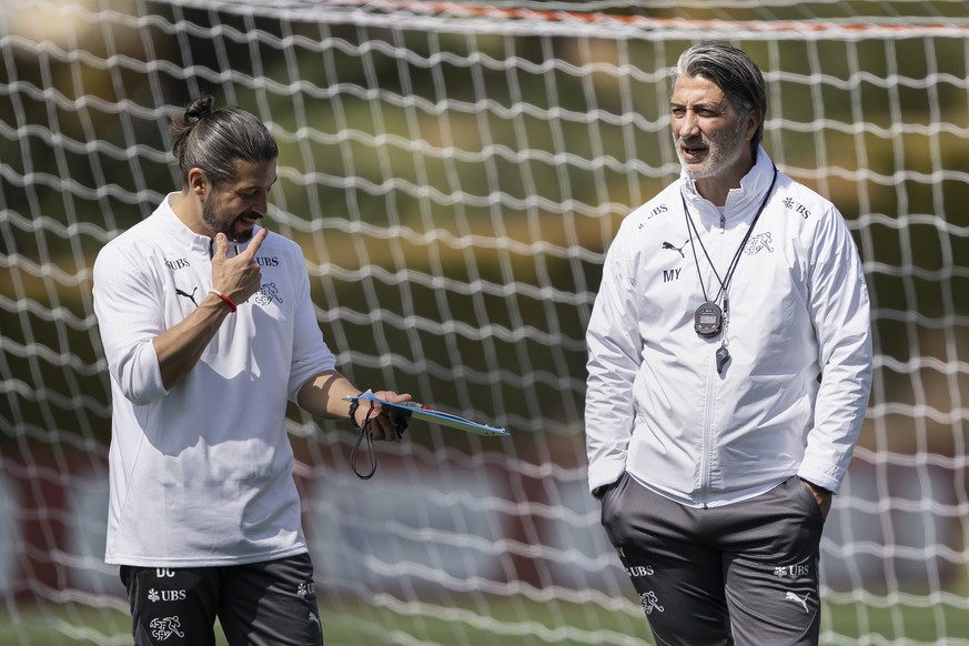 KEYPIX - Der Cheftrainer der Schweizer Fussballnationalmannschaft, Murat Yakin, rechts, diskutiert mit der neue Assistenztrainer der Schweizer Fussballnationalmannschaft, Davide Calla, links, waehrend ...