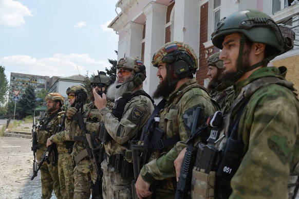 Eine tschetschenie Spezialeinheit posiert in Lyssytschansk.