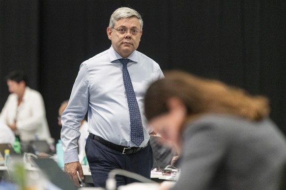 Franz Grueter, SVP-LU, geht durch den Saal, an der Sommersession der Eidgenoessischen Raete, am Donnerstag, 4. Juni 2020 im Nationalrat in einer Ausstellungshalle von Bernexpo in Bern. Damit das Parla ...