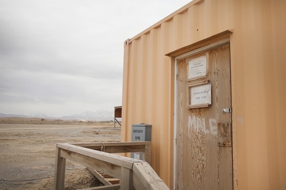 Solche oder ähnliche Latrinen errichtet die Glückskette, diese steht in Afghanistan.