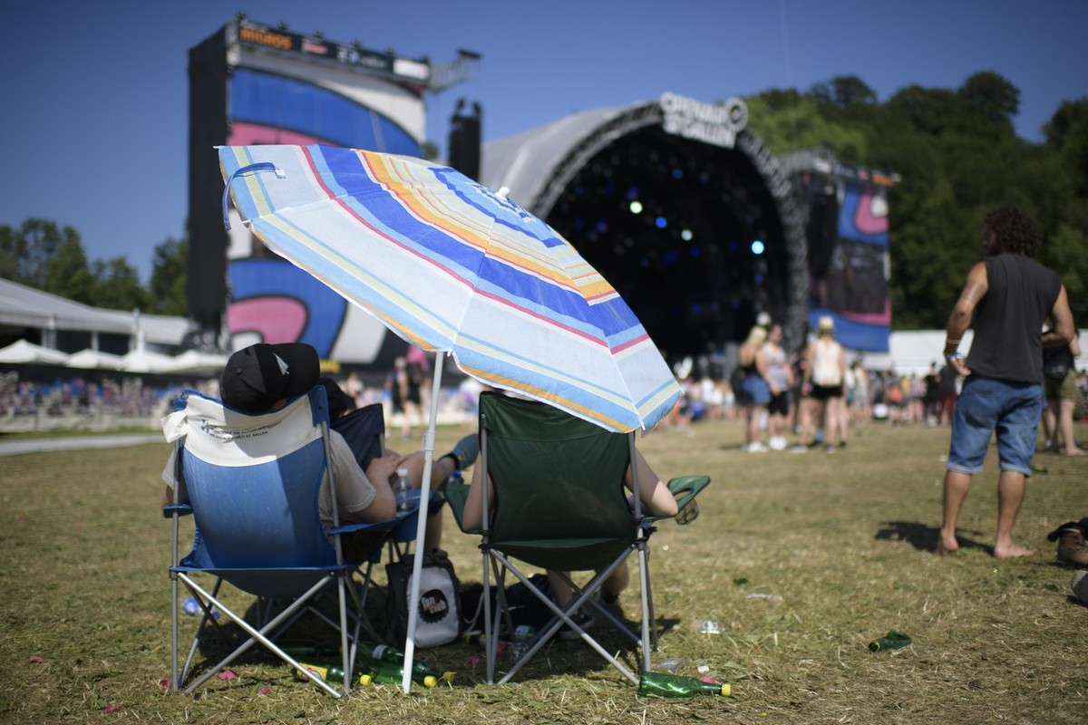 Visitors shelter from the sun during the 42. Openair St. Gallen, on Saturday, June 30, 2018, in St. Gallen. The festival will take place until Sunday, July 1, 2018. (KEYSTONE/Gian Ehrenzeller)
