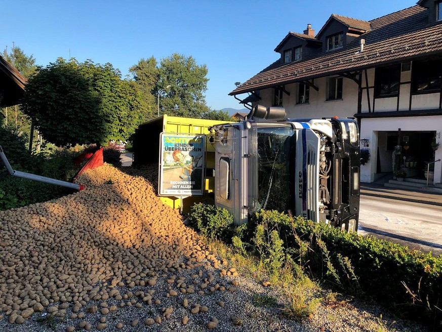 Am Donnerstagmorgen kippte ein Lastwagen in Aarwangen aus noch ungeklärten Gründen.