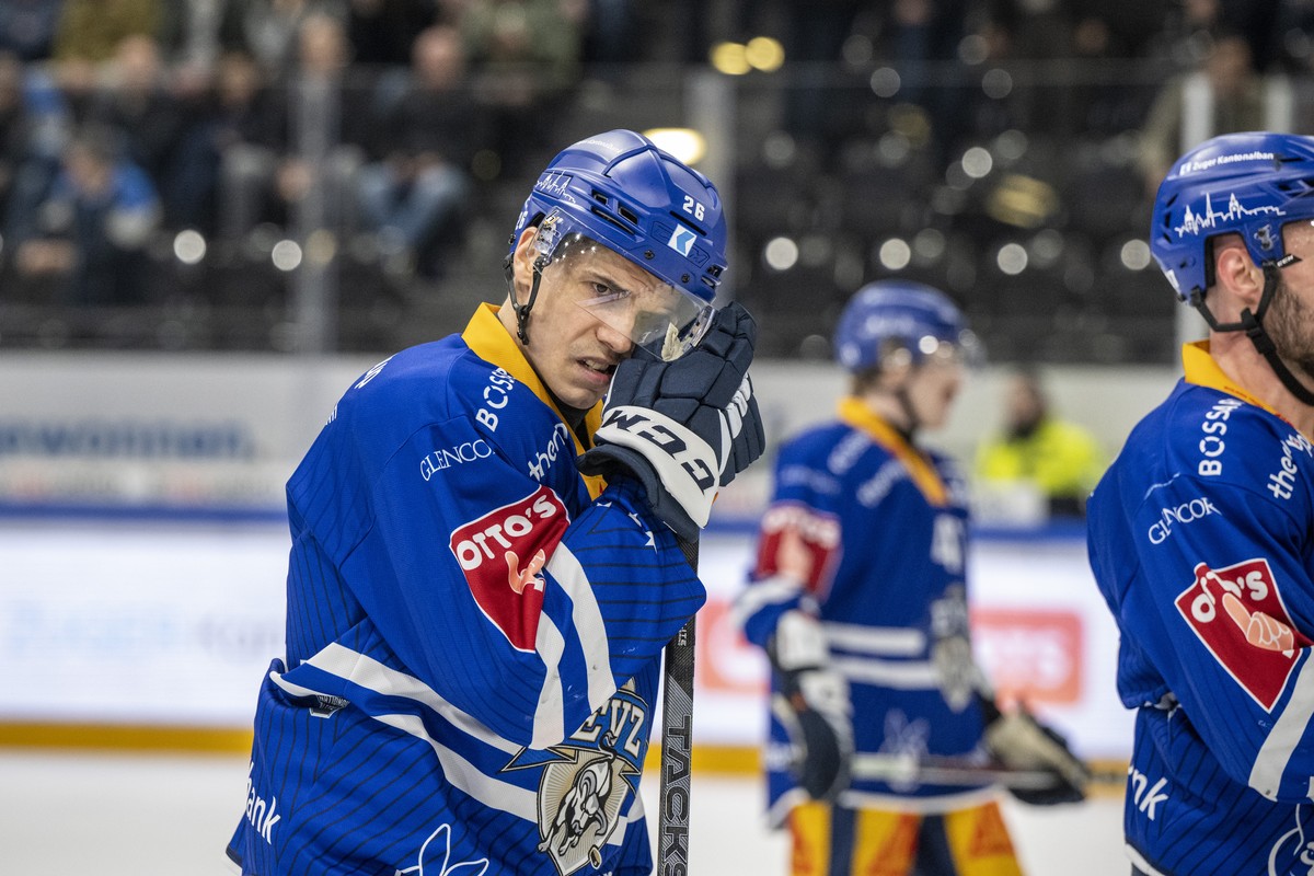 Die Zuger mit Reto Suri, links, reagieren nach der Niderlage beim Eishockey Meisterschaftsspiel der National League zwischen dem EV Zug und den ZSC Lions am Donnerstag, 29. Februar 2024 in Zug. (KEYST ...