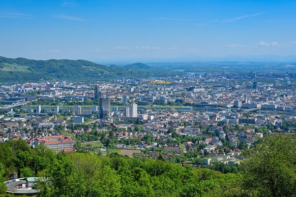 Linz, Uebersicht, Stadt, Zentrum 02.05.2025, LINZ, AUT, A380, im Bild Themenbild, Stadtansichten, Linz, Innenstadt, Zentrum, Donau, Bruecken, Gebaeude, Uebersicht, Tourismus, Panorama, Aussicht, Symbo ...