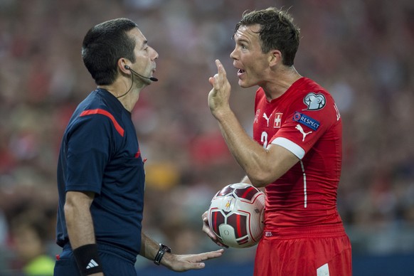 ARCHIVBILD ZUM RUECKTRITT VON STEPHAN LICHTSTEINER --- Swiss defender Stephan Lichtsteiner, right, speaks to Baris Simsek, Additional assisant referee, left, during the UEFA EURO 2016 qualifying match ...