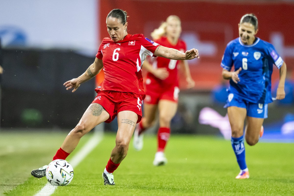 epa13300951 Switzerland's Geraldine Reuteler, left, in action, during the FIFA Women's World Cup 2027 - playoffs Round 1 - second leg between Switzerland and Israel, at Stade de Tourbillon i ...