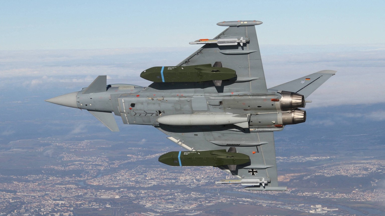 Kampfjet mit Taurus-Marschflugkörpern.