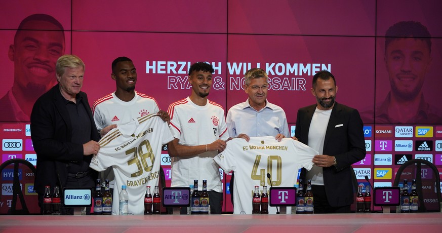 epa10074678 (v-L) Bayern Munich CEO Oliver Kahn, new players Ryan Gravenberch and Noussair Mazraouiand, Bayern Munich Chairman of the Supervisory Board Herbert Hainer and sporting director Hasan Salih ...