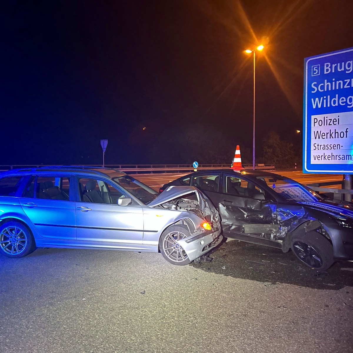 Verkehrsunfall in Hummelsbüttel – BMW kracht in -Transporter
