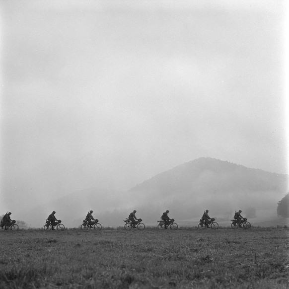 Radfahrer im Einsatz, Winterthur, 1965.
https://www.historic.admin.ch/media/image/5e439eaf-55bf-4e93-9b46-7c6b8608172f