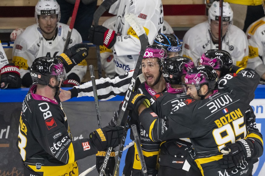 Ajoies Spieler jubeln nach dem 1:0 Fuehrungstreffer beim Eishockey-Qualifikationsspiel der National League zwischen dem HC Ajoie und dem HC Fribourg-Gotteron in der Raiffeisen Arena in Porrentruy, am  ...