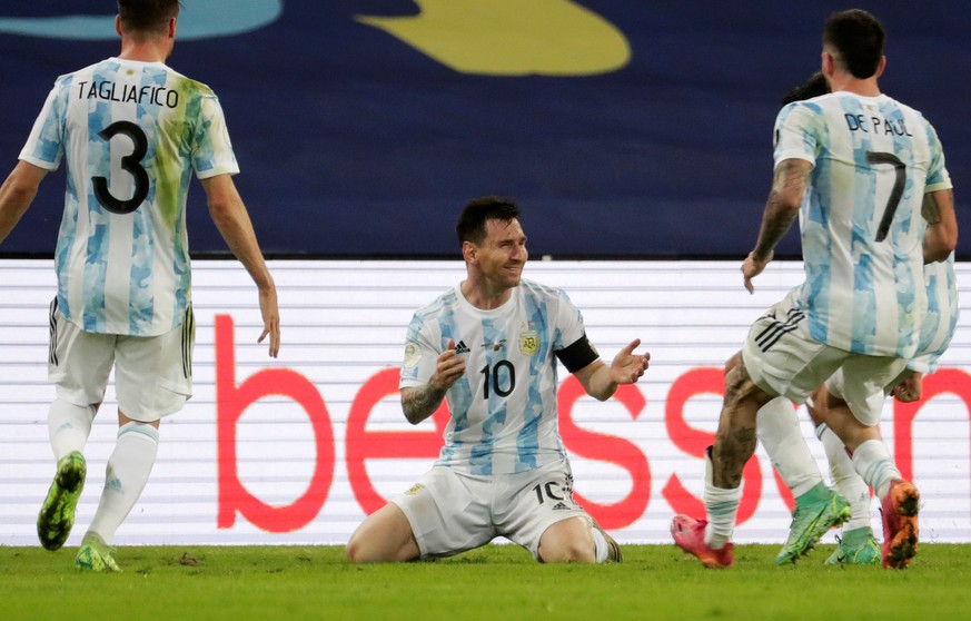 epa09336492 Argentina&#039;s Lionel Messi celebrates with his teammates the victory against Brazil after the Copa America 2021 final at the Maracana Stadium in Rio de Janeiro, Brazil, 10 July 2021. EP ...
