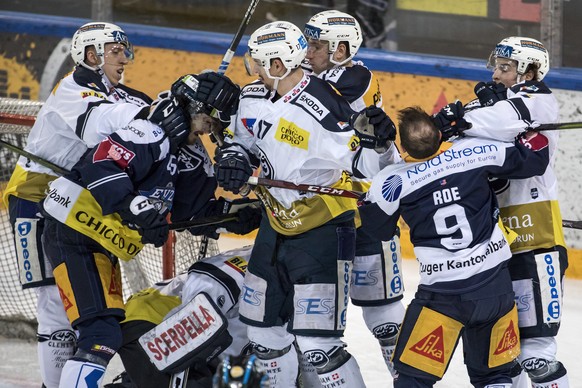 Ambris Diego Kostner, Zugs Dennis Everberg, Ambris Igor Jelovac, Ambris Michael Fora, Zugs Garrett Roe und Ambris Dominic Zwerger, von links, im Eishockey Meisterschaftsspiel der National League zwisc ...