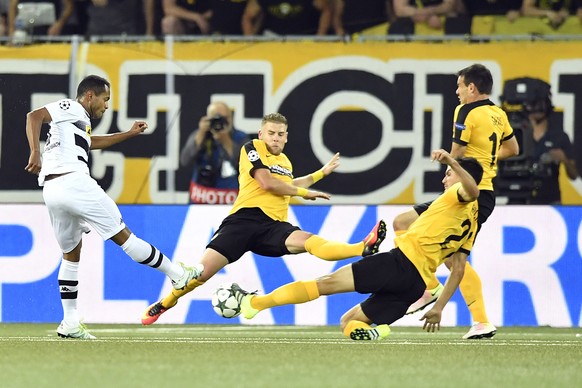 Moenchengladbach&#039;s Raffael, left, scores to 1:0 agains Young Boys&#039; Yoric Ravet, Alain Rochat and Milan Gajic, from left, during an UEFA Champions League playoff first leg match between Switz ...