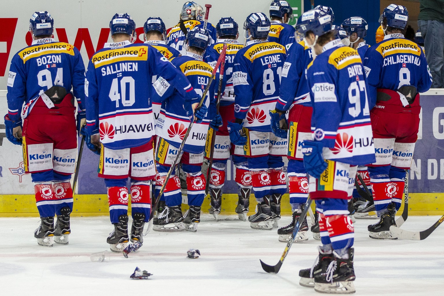 Enttaeuschte EHC Kloten Spieler verlassen das Eisfeld nach der 1-4 Niederlage im ersten Eishockey Spiel der Ligaqualifikation der National League zwischen dem EHC Kloten und dem SC Rapperswil-Jona Lak ...