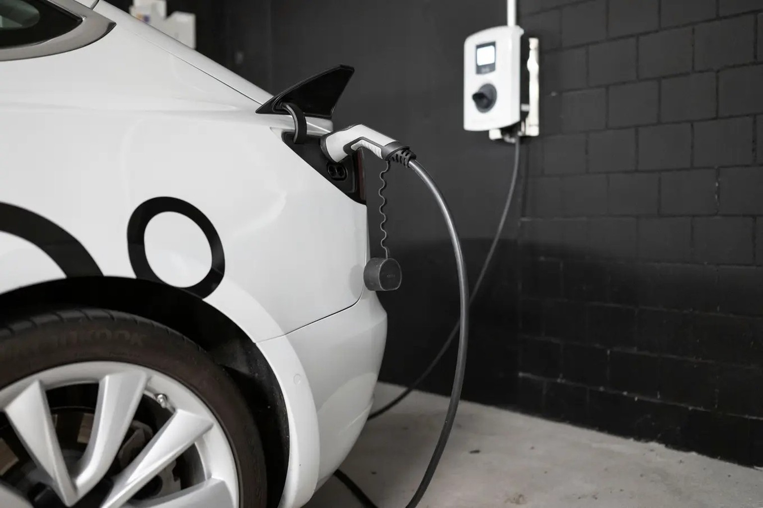 Ob das Elektroauto in der Garage geladen werden kann, hängt in der Schweiz vom Willen der Vermieter ab.