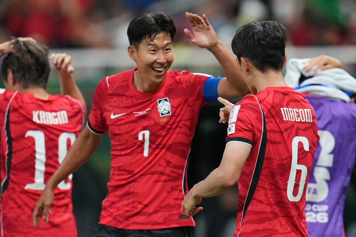 South Korea's Son Heung-min congratulates teammate Hwang In-beom, right, after he scored their first goal during the World Cup Group A soccer match between South Korea and Czechia in Zapopan, nea ...