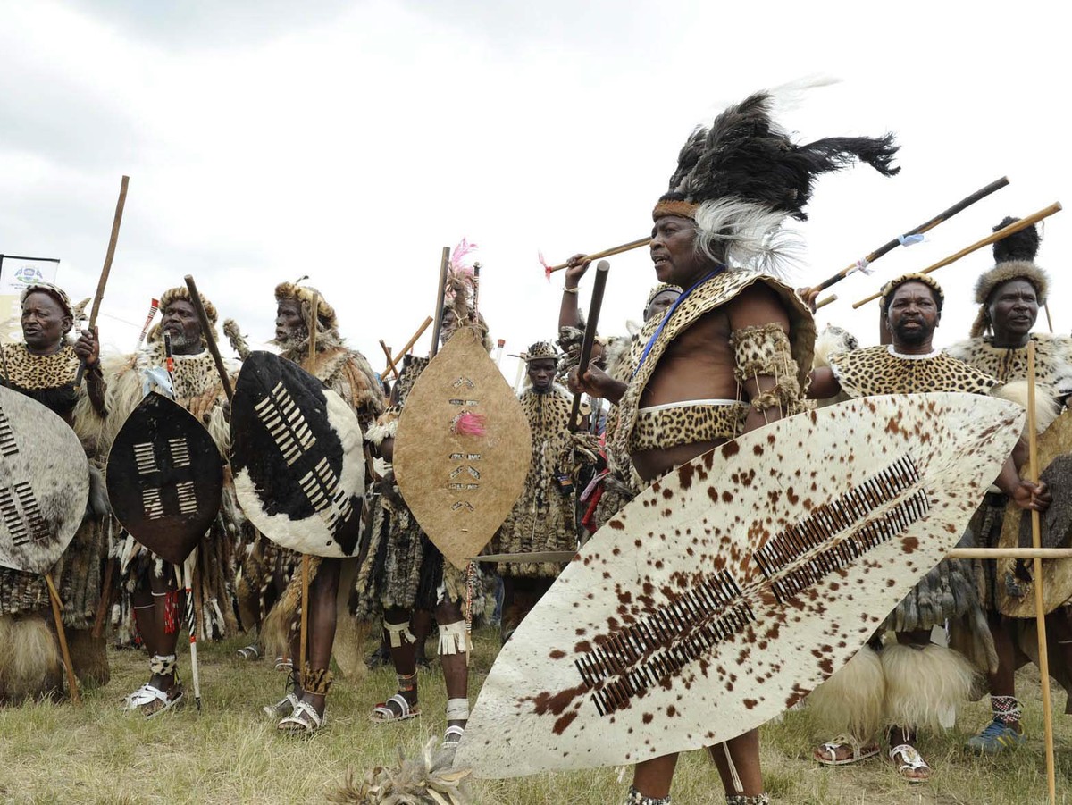 epa04041368 A handout image provided by South Africa's Government Communication and Information System (GCIS) on 25 January 2014 shows Zulu warriors wearing traditional clothing and carry spears  ...