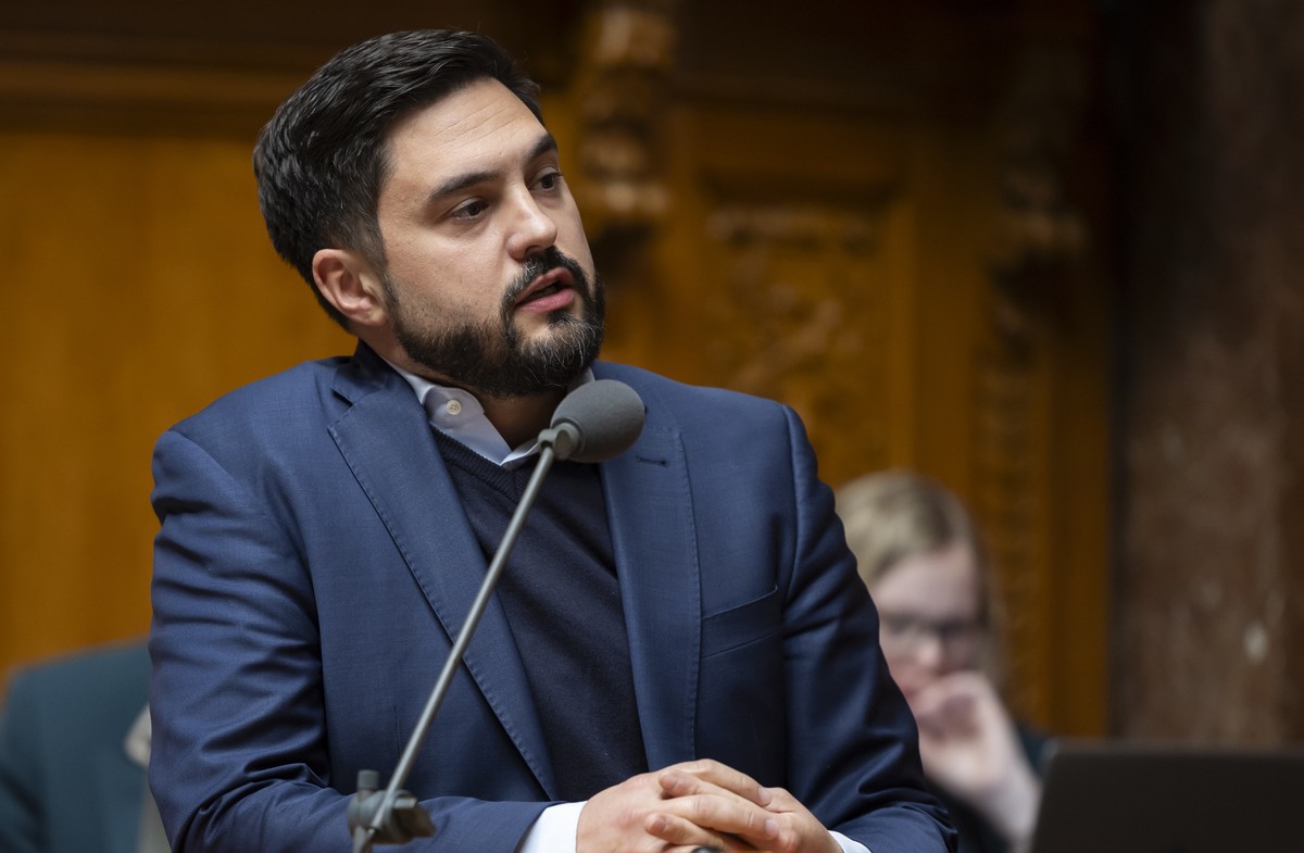 Cedric Wermuth, SP-AG, stellt eine Frage waehrend der Debatte um das Verbot von Nazisymbolen waehrend einer Sondersession des Nationalrats, am Mittwoch, 17. April 2024, im Nationalrat in Bern. (KEYSTO ...