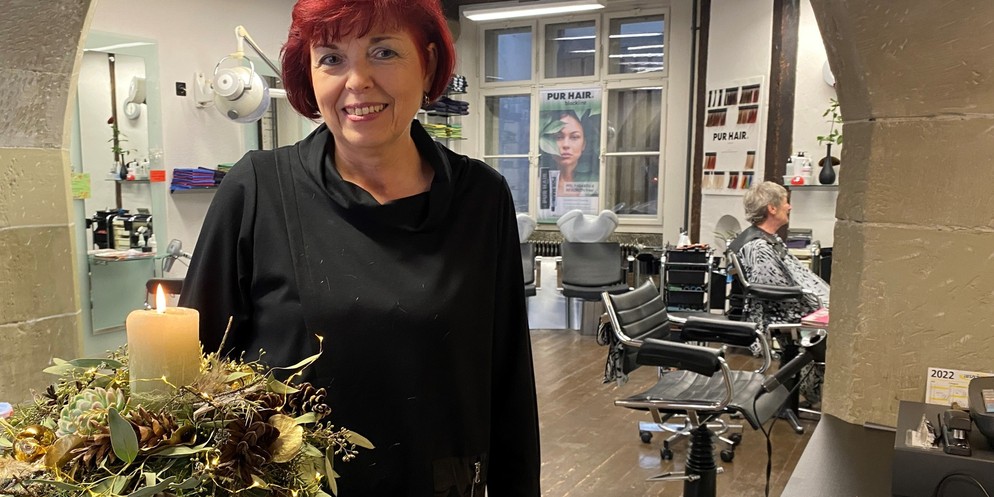 Nach fast 50 Jahren als Coiffeuse in Bern schneidet Hedy Leu an Heiligabend das letzte Mal einer Kundin die Haare.