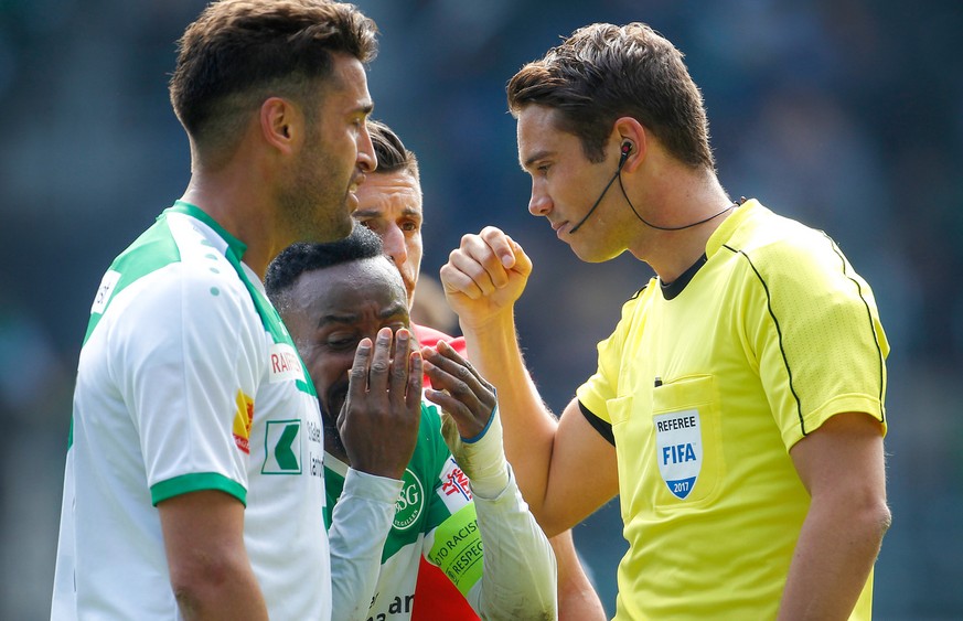 St. GallenS Captain Nzuzi Toko, Mitte, enerviert sich gegen Schiedsrichter Sandro Schaerer, rechts, beobachtet von Karim Haggui, links, und Dennis Hediger, hinten, aufgenommen am Sonntag, 23. April 20 ...