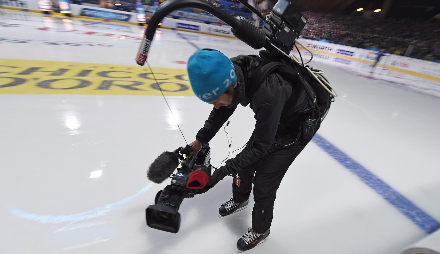 TV man with the camera befor start the game between HK Dinamo Minsk and Switzerlands HC Davos at the 90th Spengler Cup ice hockey tournament in Davos, Switzerland, Wednesday, December 28, 2016. (KEYST ...