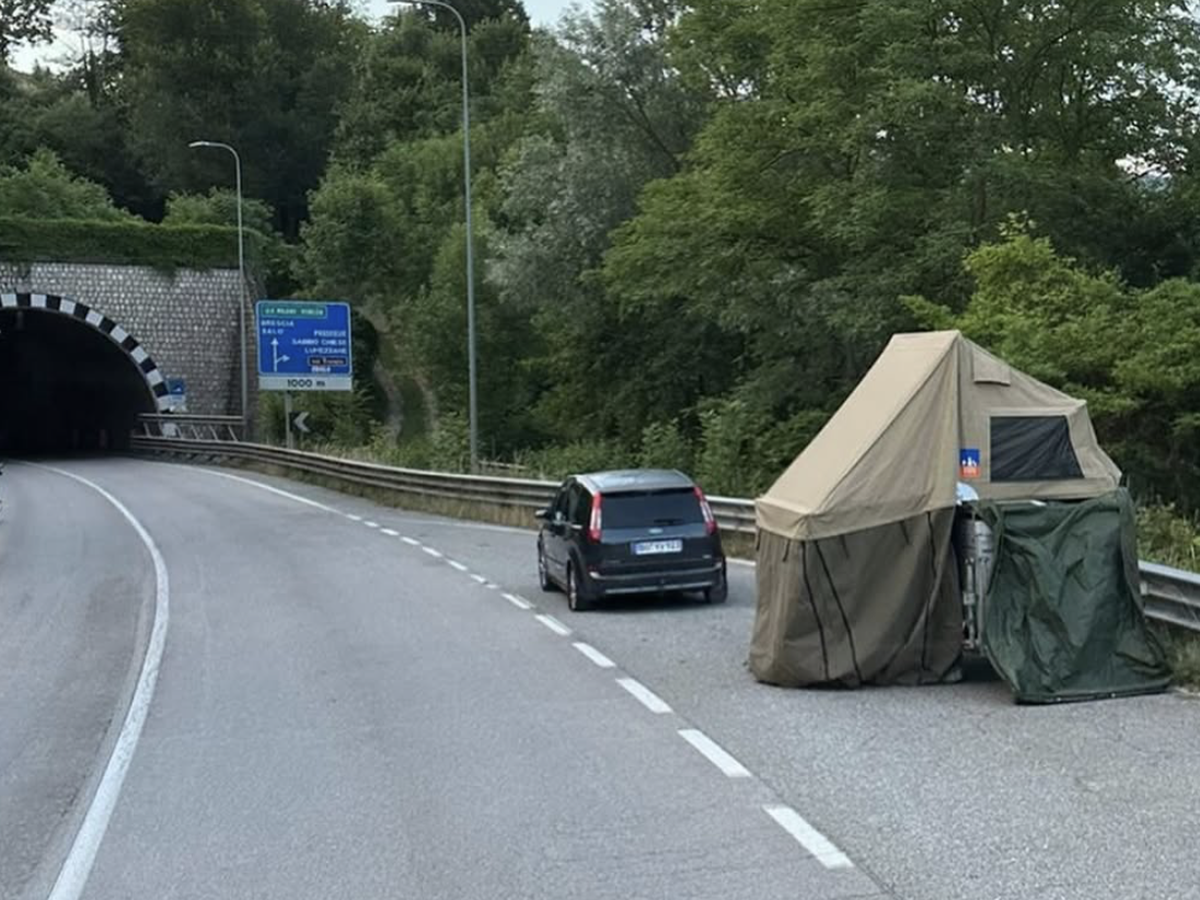 Deutscher campt in Italien auf der Strasse, wegen einer Panne.